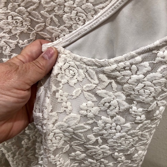 Elegant Cream Lace Sleeveless Top - Picture 5 of 5